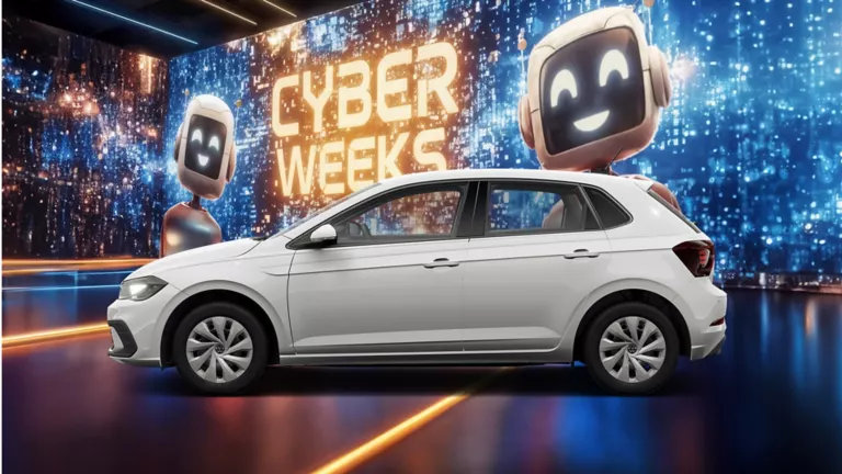 VW Polo in Weiß vor digitaler Wand mit leuchtendem Schriftzug "CYBER WEEKS" und zwei lächelnden Roboterfiguren.