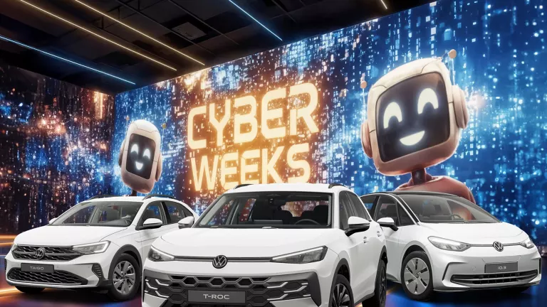 Drei VW-Modelle vor einer großen digitalen Wand mit leuchtendem Schriftzug "CYBER WEEKS" und zwei lächelnden Roboter.  