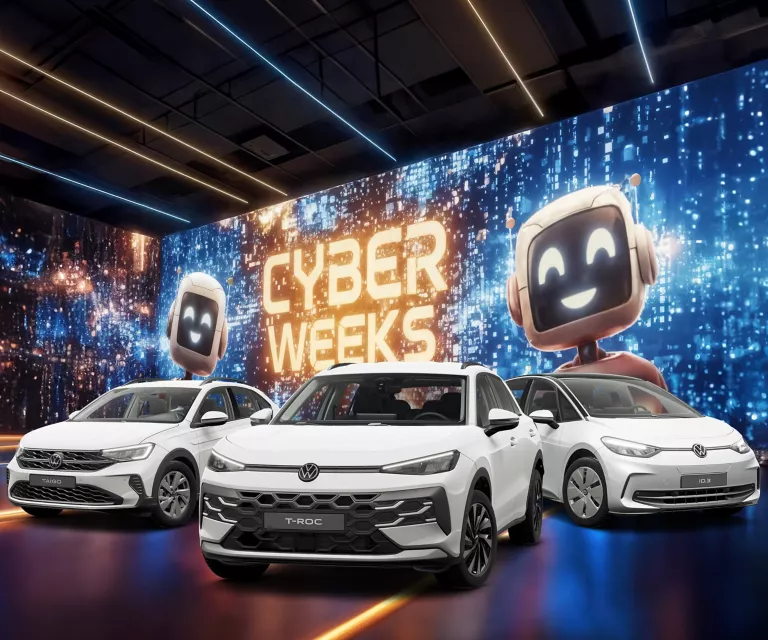 Drei VW-Modelle vor einer großen digitalen Wand mit leuchtendem Schriftzug "CYBER WEEKS" und zwei lächelnden Roboter.  