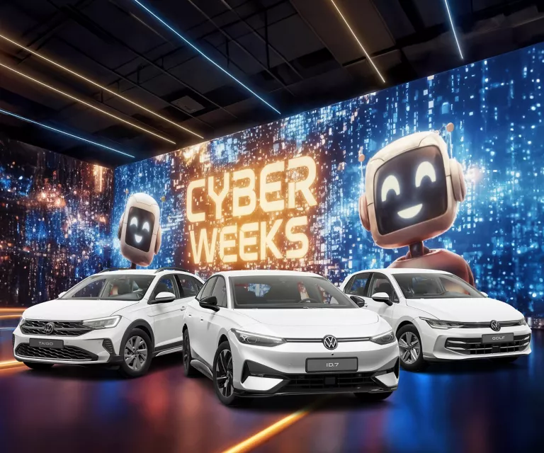 Drei VW Modelle in weiß vor digitaler Wand mit leuchtendem Schriftzug "CYBER WEEKS" und zwei lächelnden Roboterfiguren.