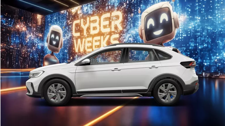 VW Taigo in Weiß vor digitaler Wand mit leuchtendem Schriftzug "CYBER WEEKS" und zwei lächelnden Roboterfiguren.