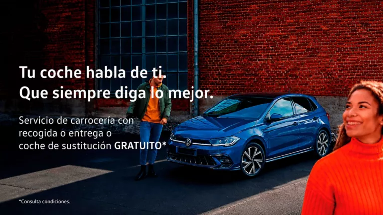 Un hombre acercándose a un Volkswagen azul con una mujer en primer plano