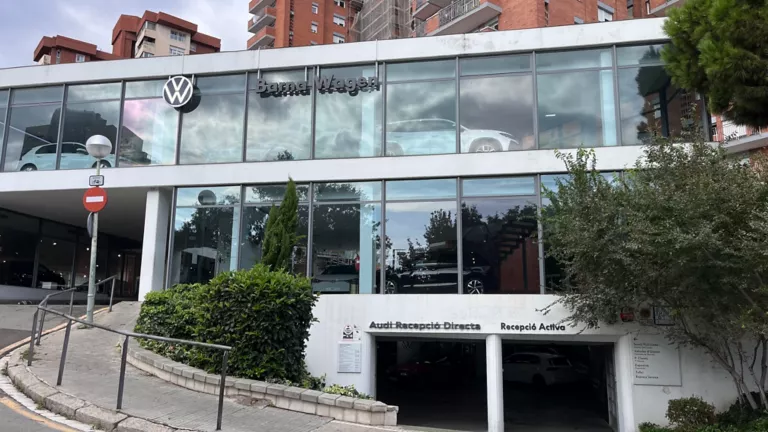 Fachada del concesionario Barna Wagen