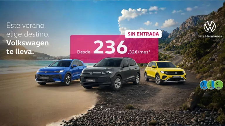 Tres Volkswagen sobre fondo de playa