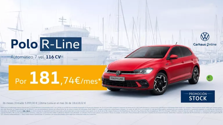 Un Volkswagen Polo R-Line rojo sobre un fondo de un puerto con transparencia