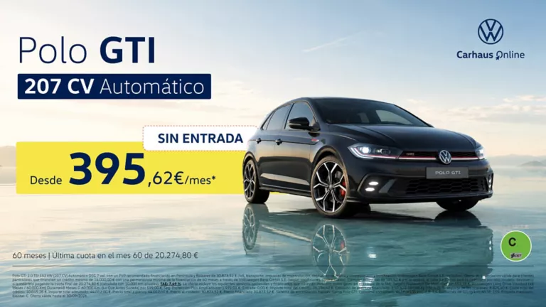 Un Volkswagen Polo GTI negro sobre agua con fondo del cielo azul