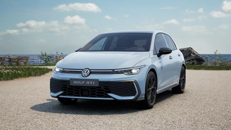 Crystal Blue VW Golf GTI mit fünf Türen, LED-Scheinwerfern und Radkappen, Frontansicht leicht von rechts