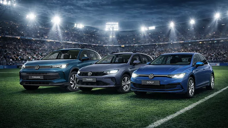 VW Tiguan, Taigo und Golf nebeneinander auf einem Fußballplatz
