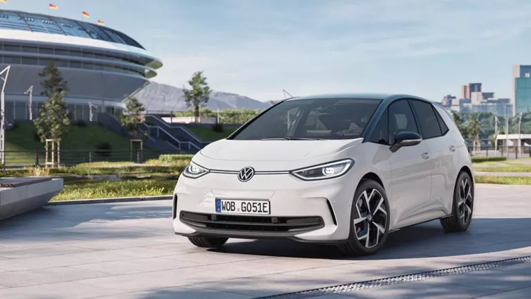 Volkswagen ID.3 blanco junto a un edificio moderno
