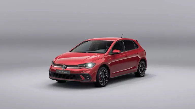 Volkswagen Polo rojo sobre fondo gris