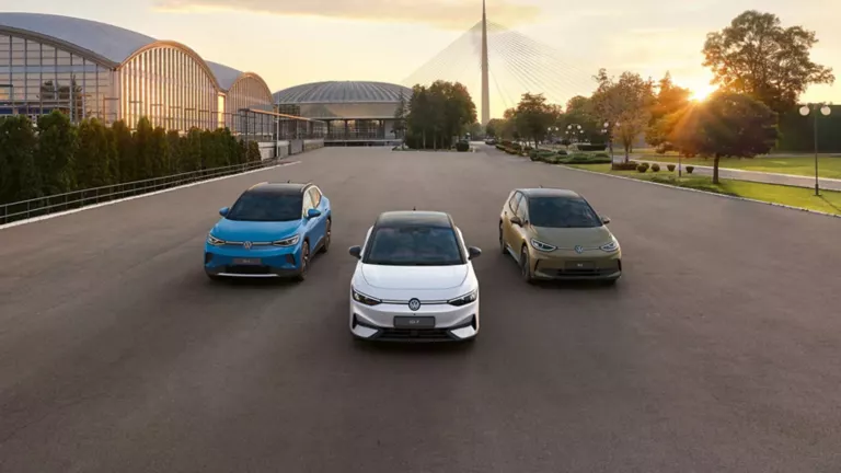 VW ID.3, ID.4 und ID.7 nebeneinander auf einer Straße