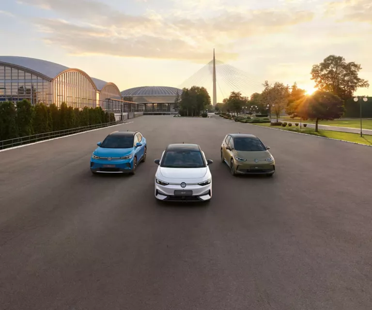 VW ID.3, ID.4 und ID.7 nebeneinander auf einer Straße