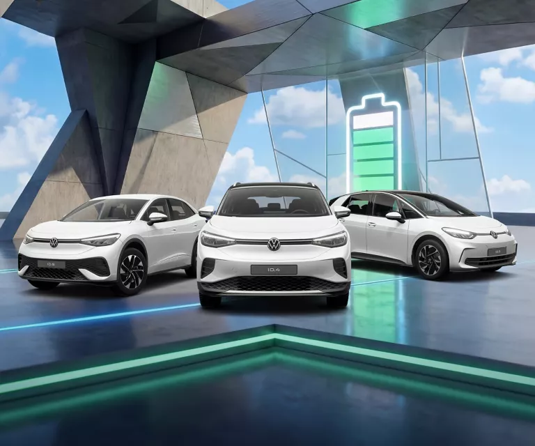 VW ID.3, ID.4 und ID.7 nebeneinander auf einer Straße