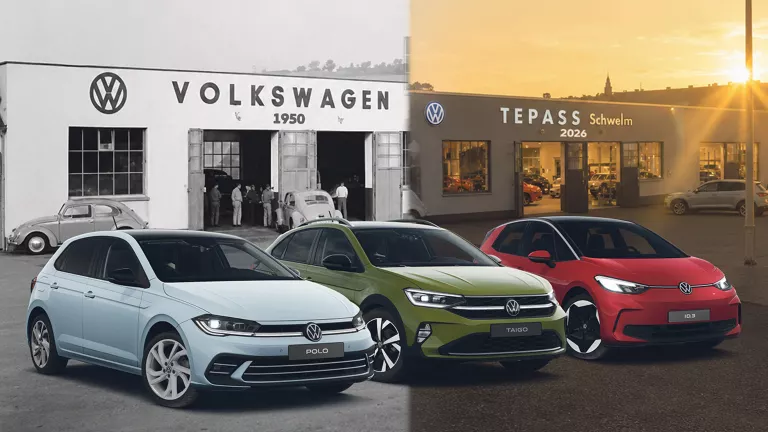 Den Hintergrund bildet ein Schwarz/Weiß Bild aus den 50er Jahren mit dem ehemaligen Firmengebäude und daneben das Gebäude im heutigen Look. Im Vordergrund stehen mehrere aktuelle Volkswagen Modelle.