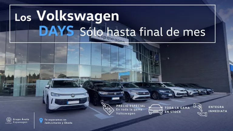 Varios Volkswagen aparcados delante de un concesionario
