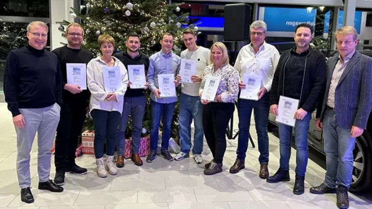 Autohaus Köhler Mitarbeiter mit Ehrungen in der Hand