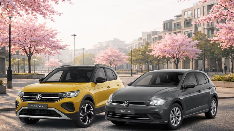 VW T-Roc und Tiguan auf einen Parkplatz mit blühenden Bäumen.