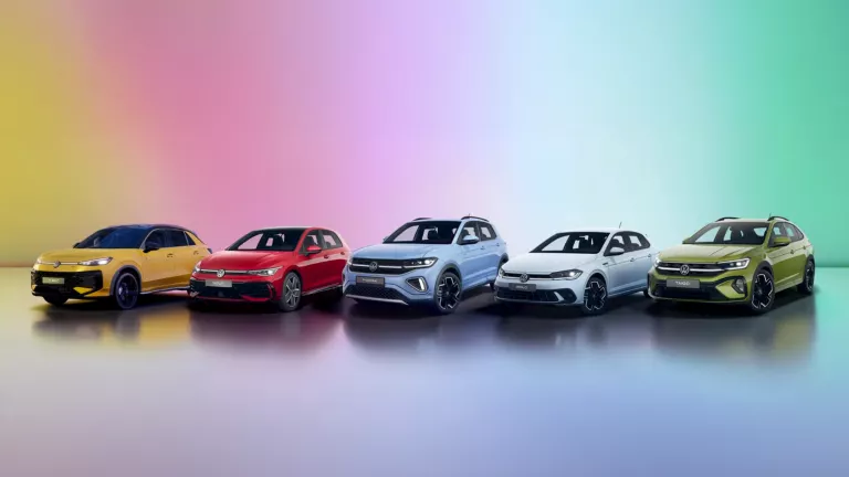 VM-Modelle vor buntem Hintergrund