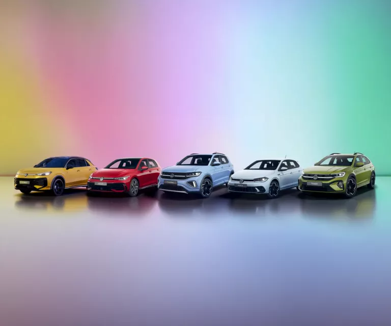 VM-Modelle vor buntem Hintergrund