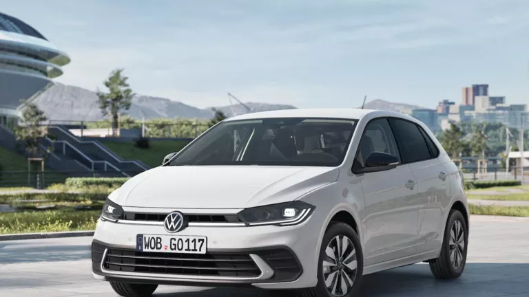 VW Polo GOAL steht auf einem Parkplatz.