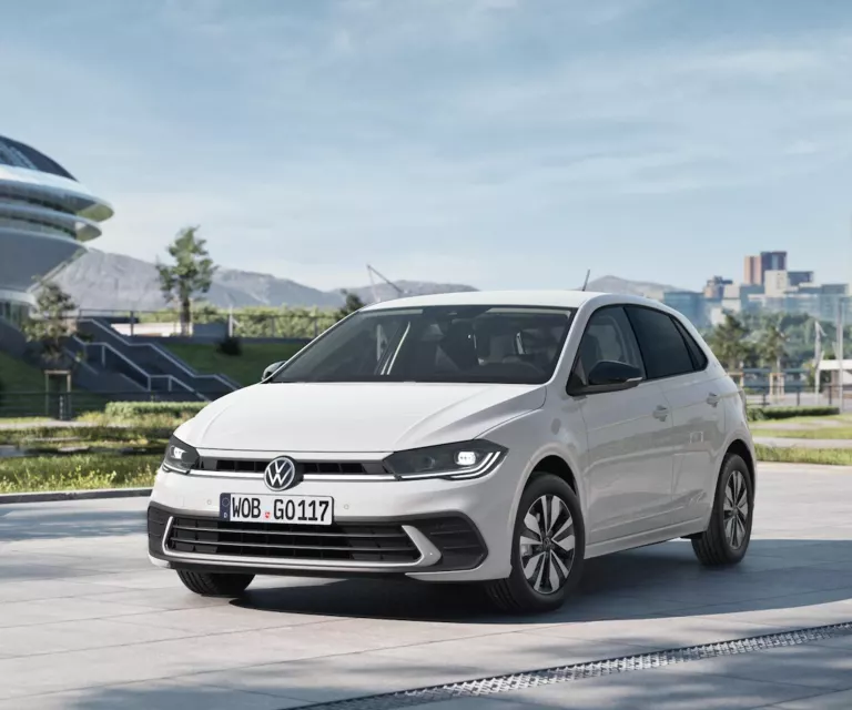 VW Polo GOAL steht auf einem Parkplatz.