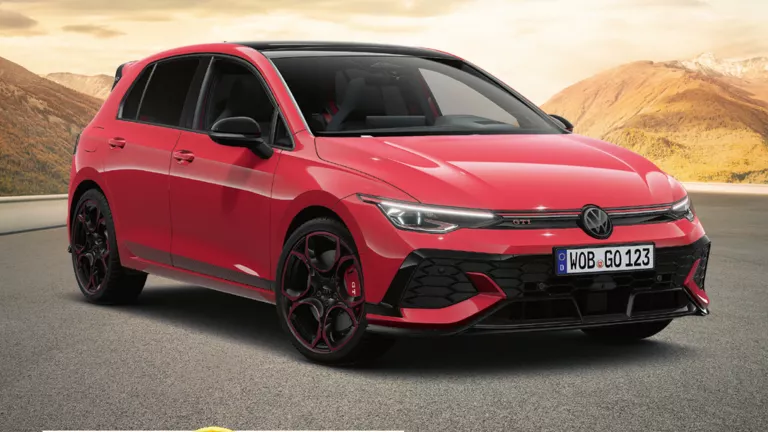 Roter VW Golf GTI auf einer leeren Bergstraße mit sanften Hügeln und Bergen im warmen Abendlicht, ausgezeichnet als „Gewinner 2025 – Das Goldene Lenkrad“.