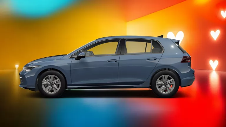 Seitliche Ansicht eines blauen VW Golf vor einem farbigen Hintergrund mit Herzsymbolen