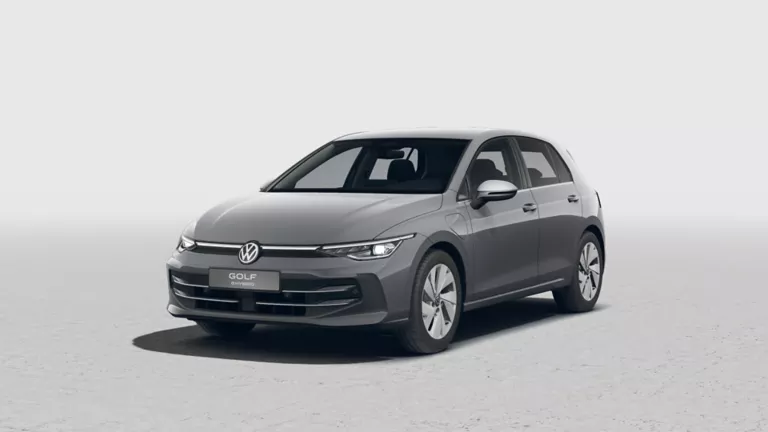 Grauer VW Golf Style, 3/4 Ansicht, auf weißem Hintergrund