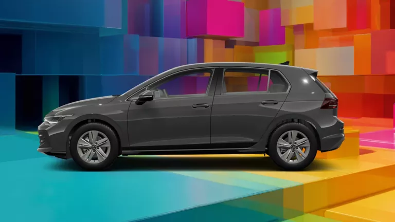 Seitenansicht eines grauen VW Golf vor einem bunten, geometrischen Hintergrund aus leuchtenden 3D-Blöcken.