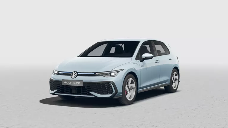 Hellblauer VW Golf GTE, 3/4 Ansicht, auf weißem Hintergrund