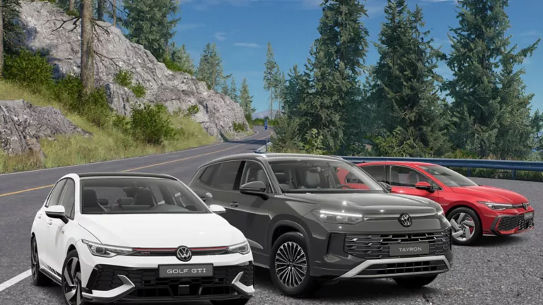 Drei VW-Sportmodelle stehen am Rand einer Bergstraße, im Hintergrund sind Bäume und der Himmel zu sehen.