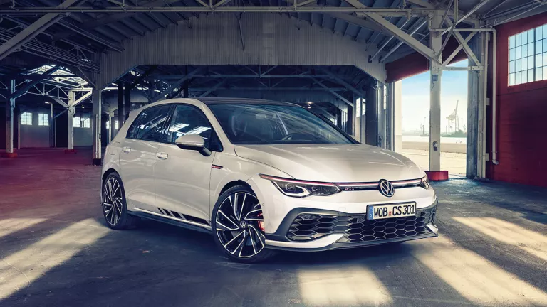 Ein weißer Golf GTI Clubsport steht im Winkel