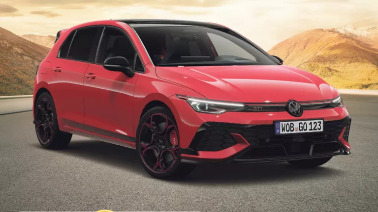 Roter VW Golf GTI EDITION 50 steht auf einer Straße, im Hintergrund Berge