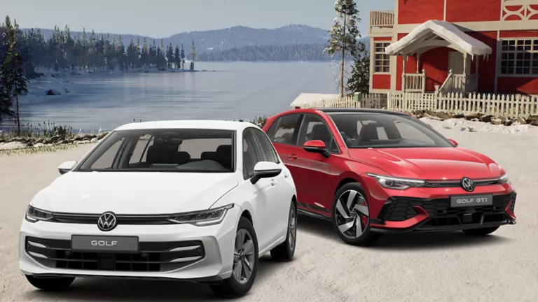 Zwei VW-Modelle stehen vor einem verschneiten Haus, im Hintergrund ein See
