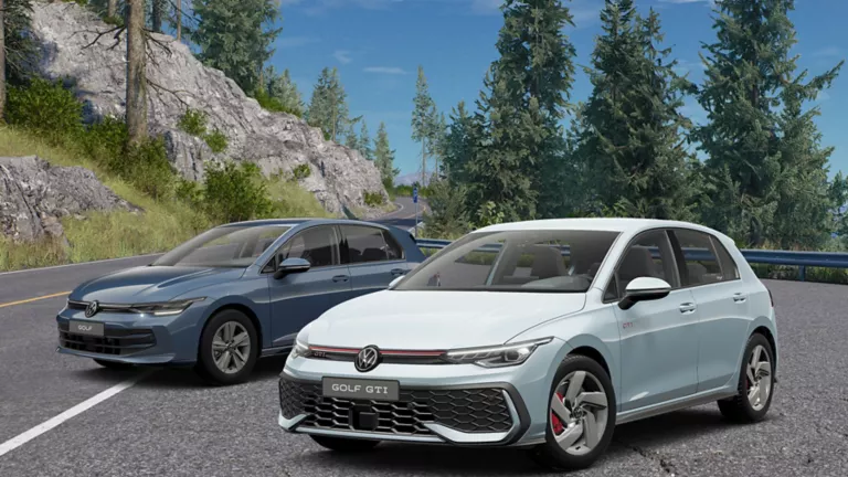 Ein Golf Life und ein Golf GTI stehen auf einer Straße in den Bergen