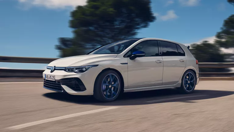 Weißer VW Golf R mit fünf Türen, LED-Scheinwerfern und Radkappen, Seitenansicht von links hinten