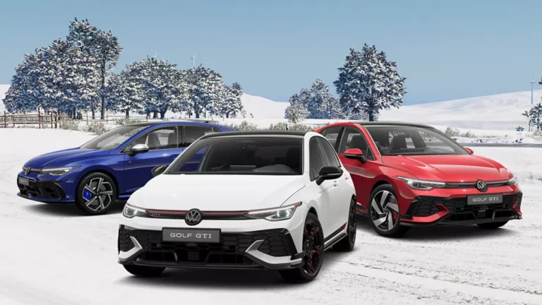 Drei VW Modelle stehen vor einer Winterlandschaft im Schnee