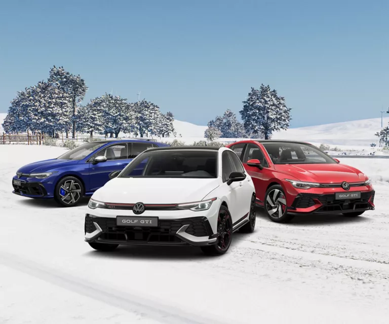 Drei VW Modelle stehen vor einer Winterlandschaft im Schnee