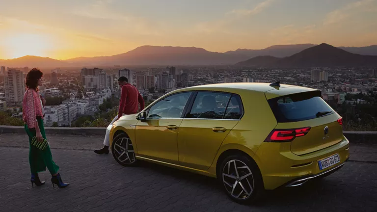 Hellgrüner VW Golf mit fünf Türen, LED-Scheinwerfern und Radkappen, Seitenansicht von links hinten