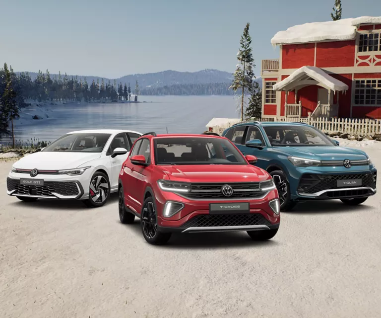 Zwei VW-Modelle vor einer Stadt