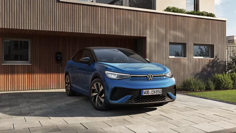  Blauer VW ID.5 ENERGY vor modernem Haus mit Holzfassade