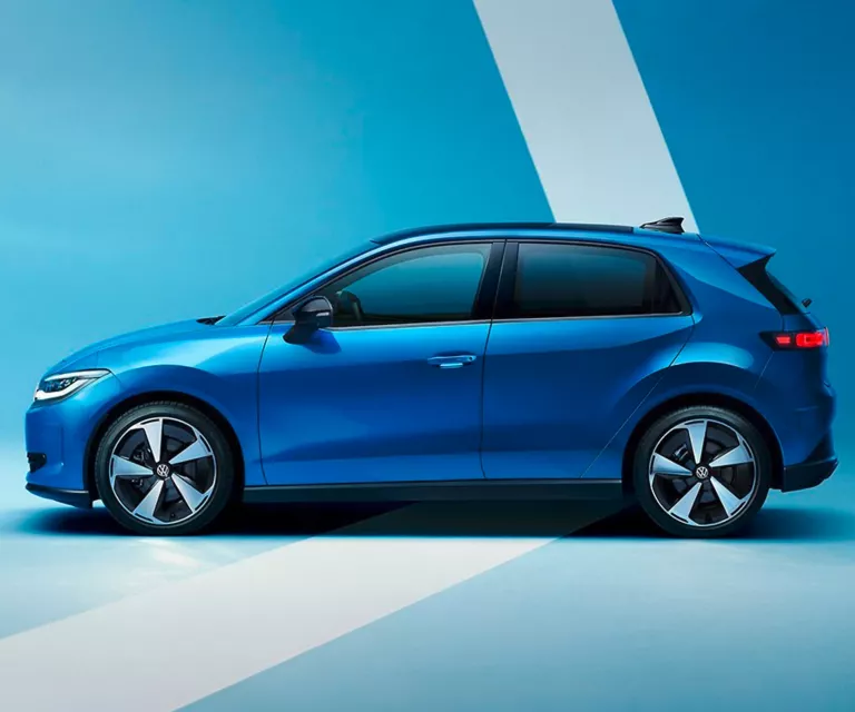 Ein Blauer ID. Polo in der Seitenansicht.