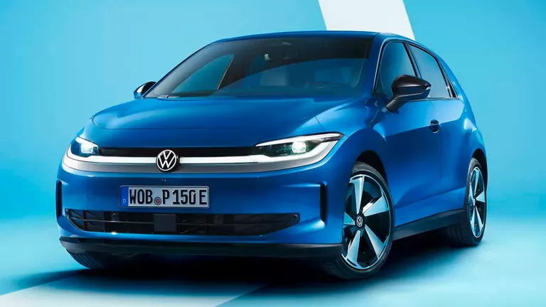 Ein blauer ID. Polo in der Frontansicht vor einem hellblauen Hintergrund.