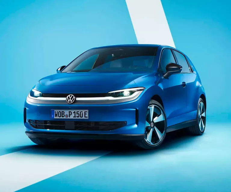 Ein blauer ID. Polo in der Frontansicht vor einem hellblauen Hintergrund.