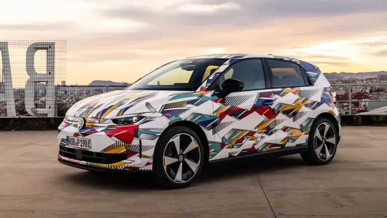 Seitliche Frontansicht eines VW ID. Polo mit Konzeptbeklebung.