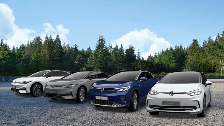 ID. Range mit ID.4, ID.7, ID.7 Tourer und ID.3 auf der Straße vor einem Wald