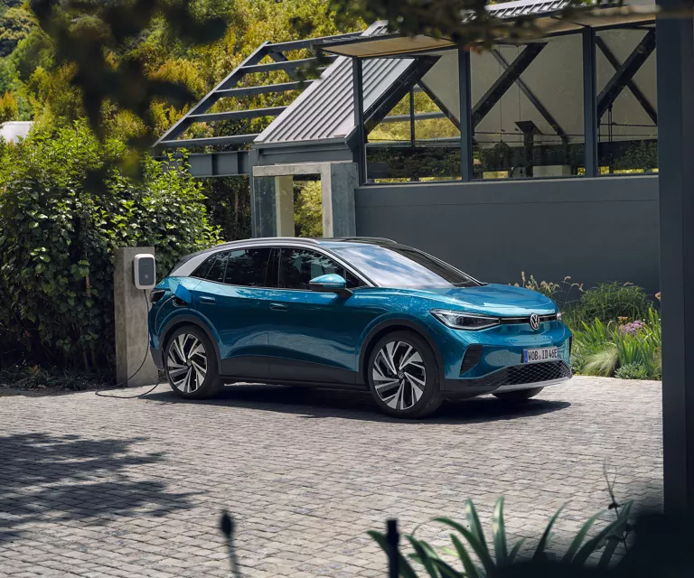 Seitliche Ansicht eines blauen VW ID.4 Pro im Hof