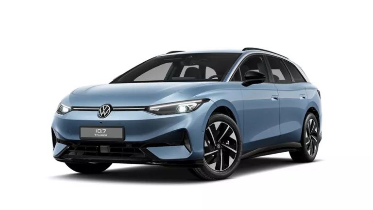 Hellblauer VW ID.7 Tourer, 3/4 Ansicht, auf weißem Hintergrund