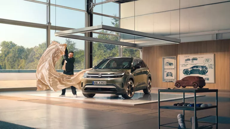 VW ID. Cross in dreiviertel Frontansicht.