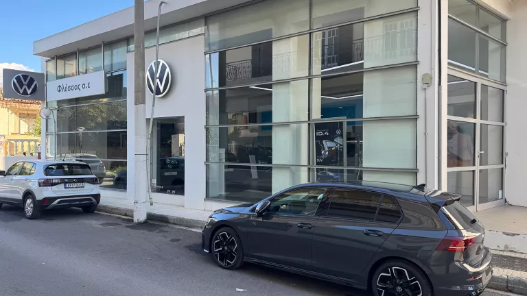 Η μπροστινή όψη της αντιπροσωπείας Volkswagen Φλέσσας